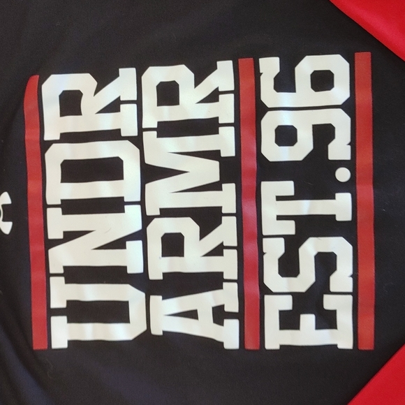 🍁2/$7🍁UNDER ARMOUR Loose Fit Heat Gear Black and Red Hooded Long Sleeve Shirt - Picture 2 of 3